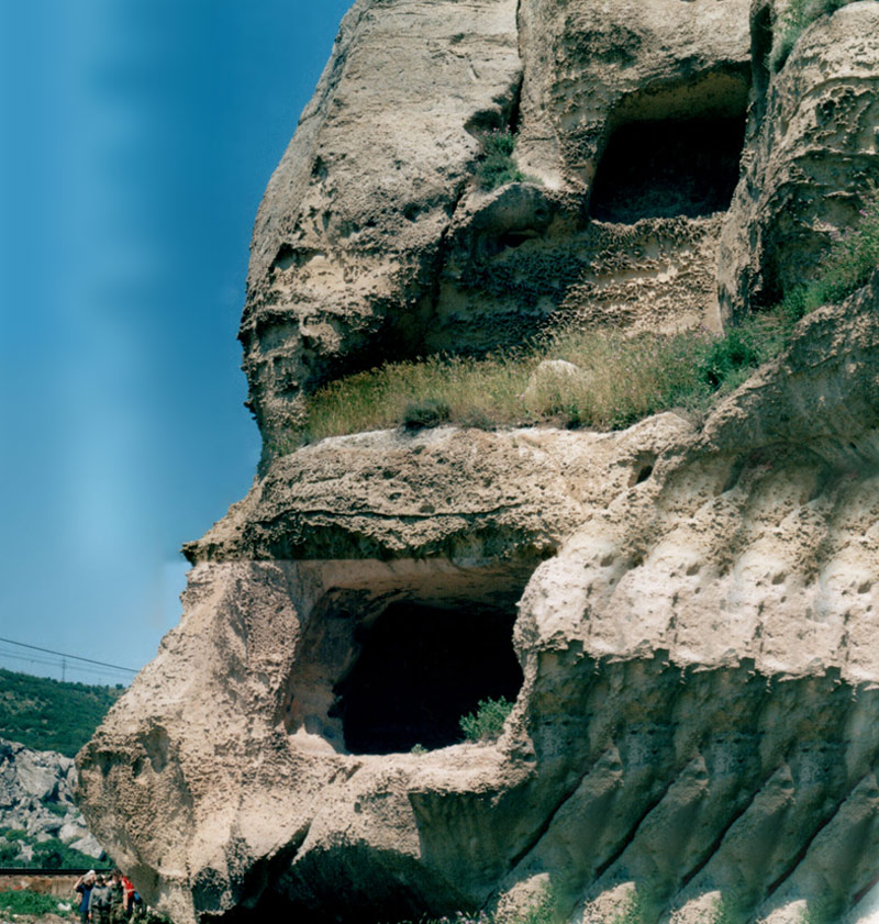 Каламитский пещерный монастырь. Кроме того, ячеистое выветривание и горизонты hardground.